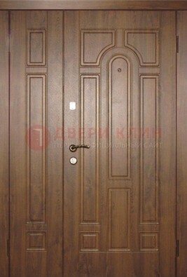 Двухстворчатая коричневая парадная дверь ДПР-48 в Истре
