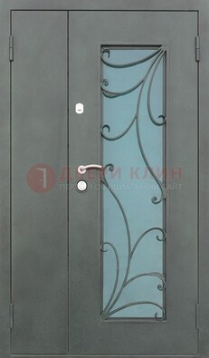 Двухстворчатая железная дверь со стеклом и ковкой ДСК-40 в Краснодаре