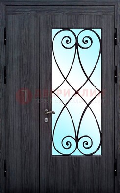 Стальная дверь со стеклом и ковкой ДСК-69 в деревянный дом в Волжском